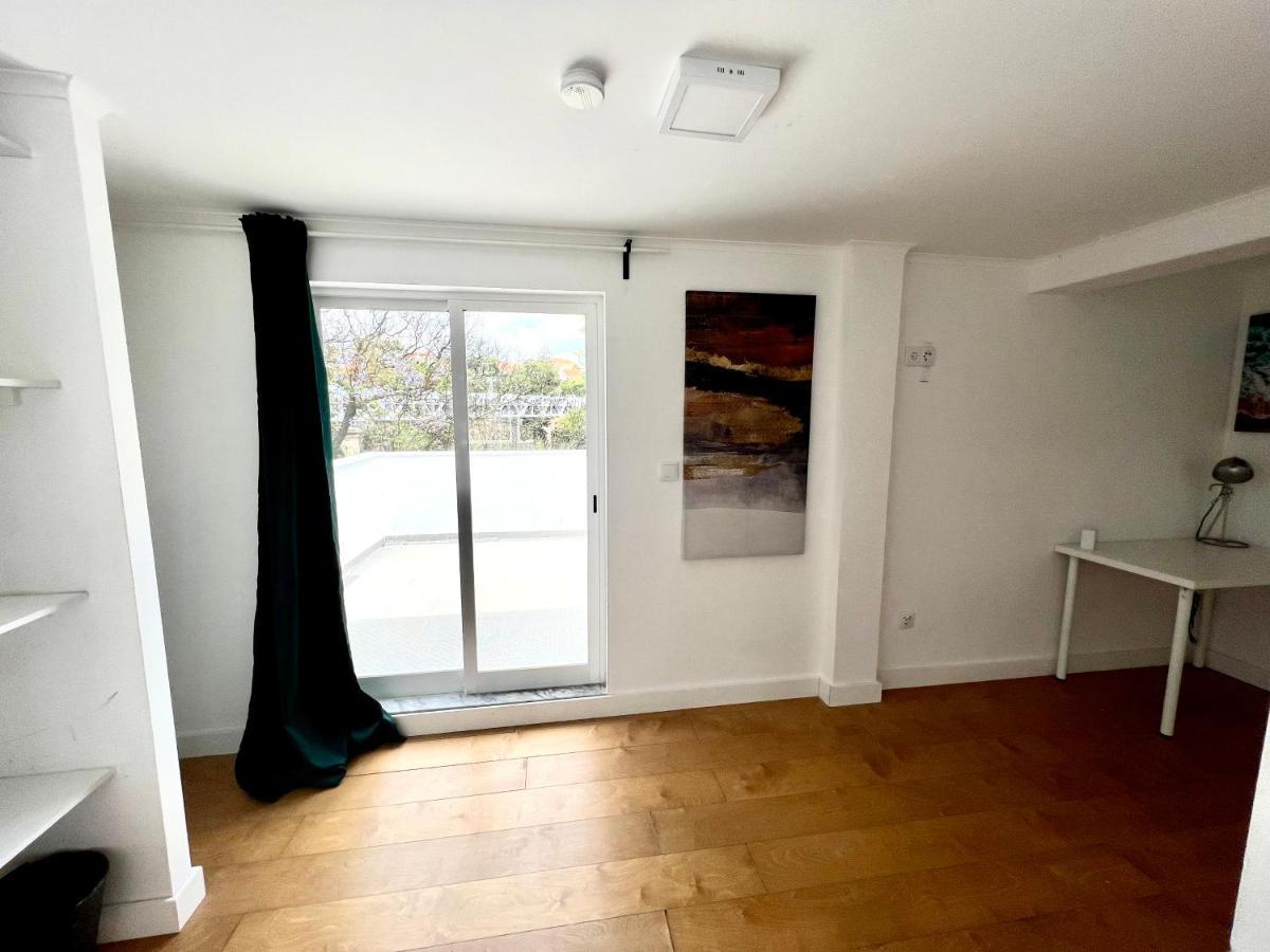 Oeiras Beach Private Room 9 - Double Bedroom With Shared Bathroom & Terrace Exterior photo