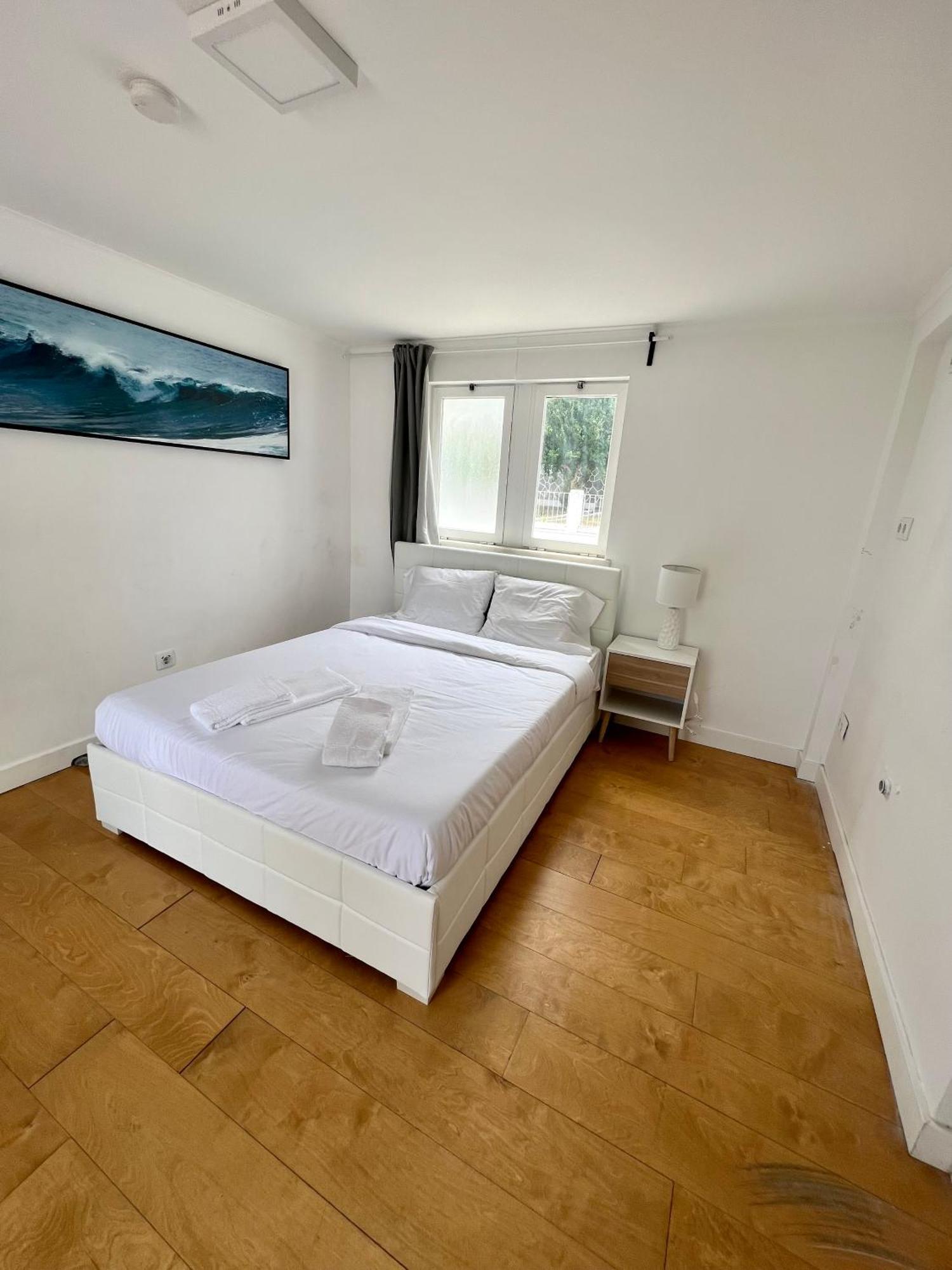 Oeiras Beach Private Room 9 - Double Bedroom With Shared Bathroom & Terrace Exterior photo