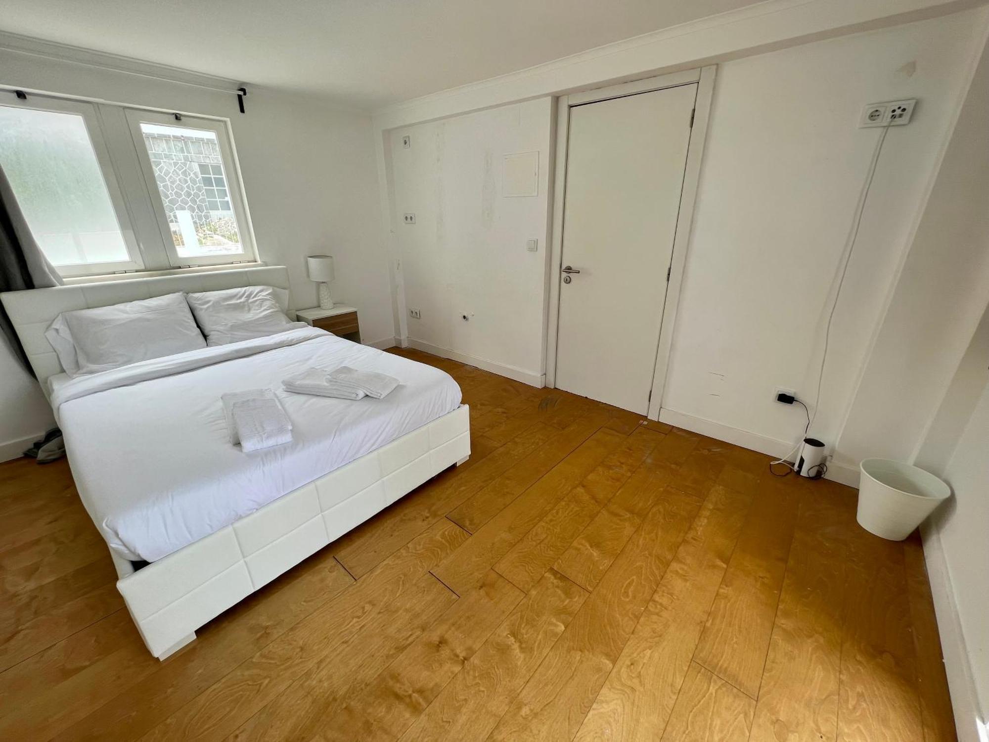 Oeiras Beach Private Room 9 - Double Bedroom With Shared Bathroom & Terrace Exterior photo
